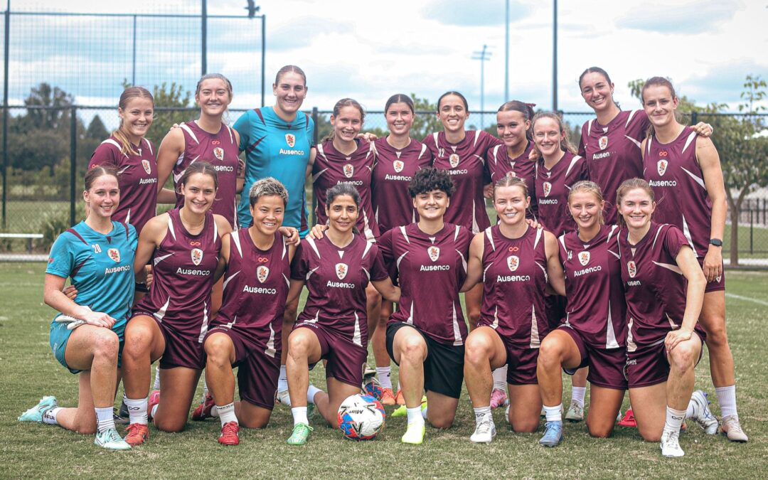 Die iranischen Fußballerinnen Ramezanisadeh und Pasandideh (vordere Reihe Mitte) bei Brisbane Roar.
