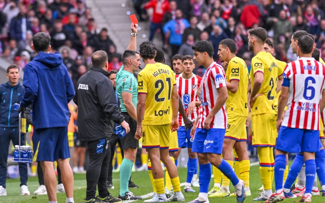 Wegen eines Griffs in den Genitalbereich von Alexander Sörloth sah Abdel Abqar vom FC Getafe die Rote Karte.