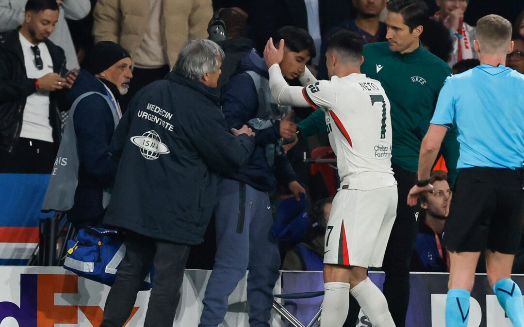 Pedro Neto entschuldigt sich bei dem Balljungen.