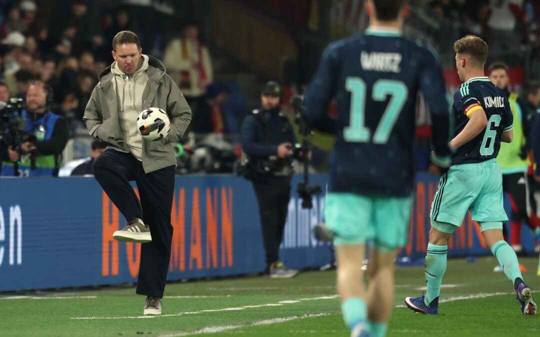 Bundestrainer Nagelsmann schießt einen Ball zurück aufs Spielfeld.